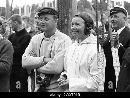 Alice Babs Sjšblom schwedische Künstlerin und Sängerin mit Ehemann Nils Ivar Sjšblom bei einer Segelregatta in Sandhamn im Stockholmer Archipel Stockfoto