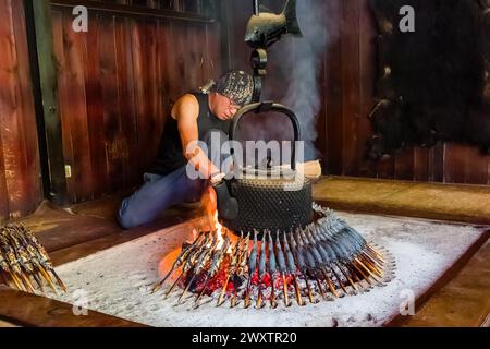 KAMIKOCHI, JAPAN - 24. MAI 2023: Traditioneller japanischer Iwana-Fisch (gegrillter Saibling) wird in einer Berghütte im Kamikochi-Tal in Nagano zubereitet Stockfoto