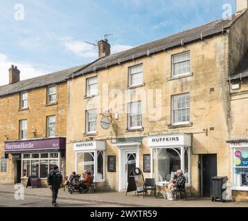 Menschen, die vor den Huffkins Tea Rooms in Moreton in Marsh, Gloucestershire, England, Großbritannien sitzen Stockfoto