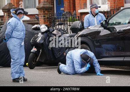 Gerichtsmediziner am Tatort in der Comeragh Road, West Kensington, West London, nachdem ein Mann am Ostermontag erschossen wurde. Beamte reagierten auf eine gemeldete Störung in einer Wohnadresse um 22:17 Uhr am Montagabend. Sanitäter behandelten einen 21-jährigen Mann wegen einer Schusswunde, aber er starb am Tatort kurz vor 23 Uhr. Bilddatum: Dienstag, 2. April 2024. Stockfoto