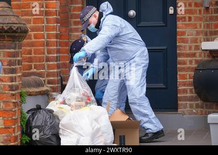 Gerichtsmediziner am Tatort in der Comeragh Road, West Kensington, West London, nachdem ein Mann am Ostermontag erschossen wurde. Beamte reagierten auf eine gemeldete Störung in einer Wohnadresse um 22:17 Uhr am Montagabend. Sanitäter behandelten einen 21-jährigen Mann wegen einer Schusswunde, aber er starb am Tatort kurz vor 23 Uhr. Bilddatum: Dienstag, 2. April 2024. Stockfoto