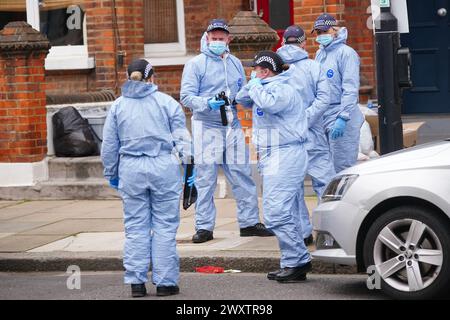 Gerichtsmediziner am Tatort in der Comeragh Road, West Kensington, West London, nachdem ein Mann am Ostermontag erschossen wurde. Beamte reagierten auf eine gemeldete Störung in einer Wohnadresse um 22:17 Uhr am Montagabend. Sanitäter behandelten einen 21-jährigen Mann wegen einer Schusswunde, aber er starb am Tatort kurz vor 23 Uhr. Bilddatum: Dienstag, 2. April 2024. Stockfoto