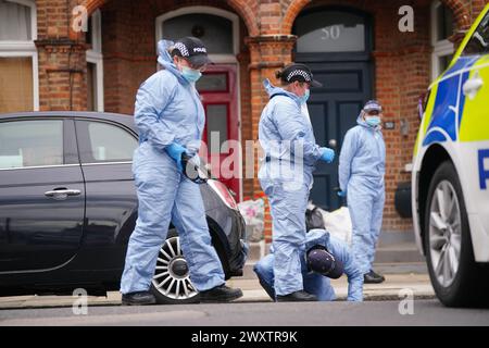 Gerichtsmediziner am Tatort in der Comeragh Road, West Kensington, West London, nachdem ein Mann am Ostermontag erschossen wurde. Beamte reagierten auf eine gemeldete Störung in einer Wohnadresse um 22:17 Uhr am Montagabend. Sanitäter behandelten einen 21-jährigen Mann wegen einer Schusswunde, aber er starb am Tatort kurz vor 23 Uhr. Bilddatum: Dienstag, 2. April 2024. Stockfoto