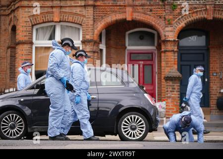 Gerichtsmediziner am Tatort in der Comeragh Road, West Kensington, West London, nachdem ein Mann am Ostermontag erschossen wurde. Beamte reagierten auf eine gemeldete Störung in einer Wohnadresse um 22:17 Uhr am Montagabend. Sanitäter behandelten einen 21-jährigen Mann wegen einer Schusswunde, aber er starb am Tatort kurz vor 23 Uhr. Bilddatum: Dienstag, 2. April 2024. Stockfoto