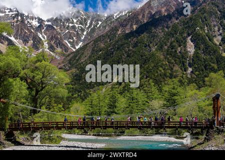 KAMIKOCHI, JAPAN - 24. MAI 2023: Massen von Wanderern und Touristen auf der Kappa-Brücke über den Fluss Azusa im wunderschönen Kamikochi-Tal in Nagano Pre Stockfoto