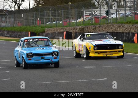 Dagenham vs Detroit, Mark Lucock, Ford Escort Mk1 RS2000, Martin Reynolds, Ford Mustang Mach 1 und Equipe 70 werden viele legendäre GT, GTS und Tourin bieten Stockfoto