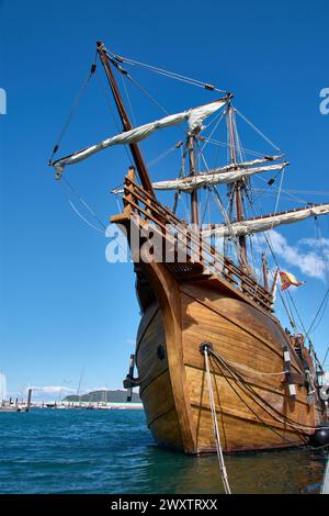 Nachbildung des Karabels, auf dem Christoph Kolumbus bei der Entdeckung Amerikas reiste, dockte in Baiona, Pontevedra, Spanien an Stockfoto