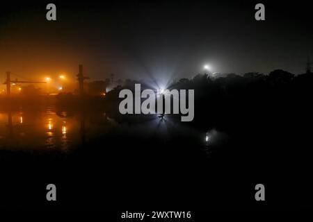 Lichtstrahlen am NTPC Jindal Foreign Coal Entladepunkt am Farakka Feeder Canal am Hootly River (Fluss Ganges), West Bengalen, Indien Stockfoto