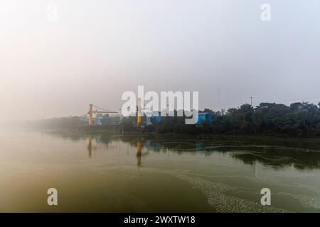 NTPC Jindal Foreign Coal Entladestelle am Farakka Feeder Canal am Hooghty River (Fluss Ganges), West Bengalen, Indien im frühen Morgennebel Stockfoto