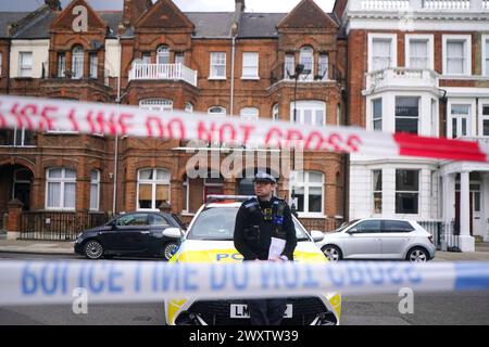 Die Szene in der Comeragh Road, West Kensington, West London, nachdem ein Mann am Ostermontag erschossen wurde. Beamte reagierten auf eine gemeldete Störung in einer Wohnadresse um 22:17 Uhr am Montagabend. Sanitäter behandelten einen 21-jährigen Mann wegen einer Schusswunde, aber er starb am Tatort kurz vor 23 Uhr. Bilddatum: Dienstag, 2. April 2024. Stockfoto