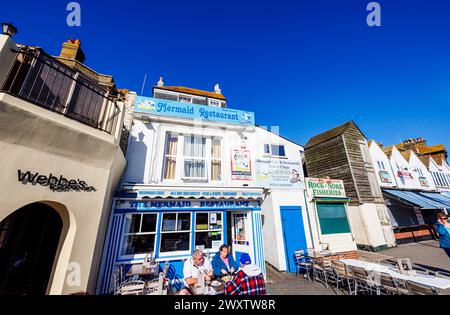 The Mermaid Restaurant, Café und Fisch- und Chips-Shop in der Rock-a-Nore Road im Stade in der Altstadt von Hastings, East Sussex, England Stockfoto