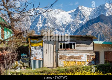 Nebengebäude im Dorf Naddi, berühmt für den Naddi Aussichtspunkt mit spektakulärem Blick auf die malerische massive Himalaya Dhauladhar Range Stockfoto