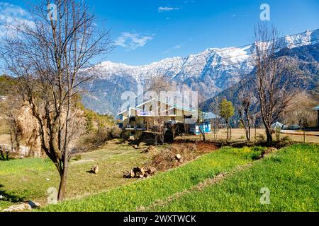 Lokale Hotel Udchee Hütten im Dorf Naddi, berühmt für Naddi Aussichtspunkt und spektakuläre Ausblicke auf die malerische massive Himalaya Dhauladhar Range Stockfoto