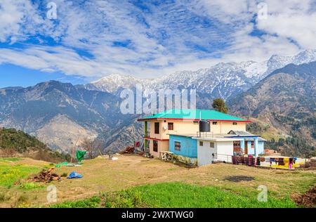 Gebäude im Dorf am Naddi Aussichtspunkt, berühmt für den Blick auf die gewaltigen Himalaya Dhauladhar Range of Mountains Stockfoto