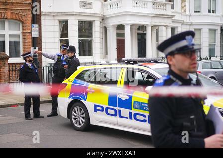 Polizisten am Tatort in der Comeragh Road, West Kensington, West London, nachdem ein Mann am Ostermontag erschossen wurde. Beamte reagierten auf eine gemeldete Störung in einer Wohnadresse um 22:17 Uhr am Montagabend. Sanitäter behandelten einen 21-jährigen Mann wegen einer Schusswunde, aber er starb am Tatort kurz vor 23 Uhr. Bilddatum: Dienstag, 2. April 2024. Stockfoto
