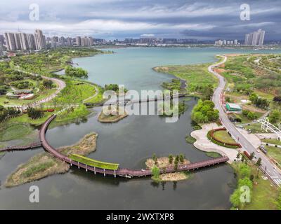 Changsha, Chinas Provinz Hunan. April 2024. Ein Drohnenfoto zeigt einen Blick auf den Hunan Songya Lake National Feuchtgebiet Park im Changsha County, der Provinz Hunan im Zentrum Chinas, 2. April 2024. Quelle: Chen Zeguo/Xinhua/Alamy Live News Stockfoto