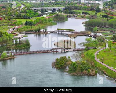 Changsha, Chinas Provinz Hunan. April 2024. Ein Drohnenfoto zeigt einen Blick auf den Hunan Songya Lake National Feuchtgebiet Park im Changsha County, der Provinz Hunan im Zentrum Chinas, 2. April 2024. Quelle: Chen Zeguo/Xinhua/Alamy Live News Stockfoto