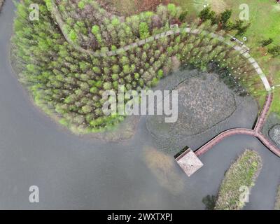 Changsha, Chinas Provinz Hunan. April 2024. Ein Drohnenfoto zeigt einen Blick auf den Hunan Songya Lake National Feuchtgebiet Park im Changsha County, der Provinz Hunan im Zentrum Chinas, 2. April 2024. Quelle: Chen Zeguo/Xinhua/Alamy Live News Stockfoto