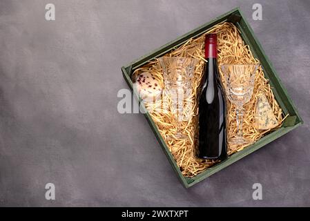 Leere Lebensmittelfotografie von Rotwein und Käse in Box, Weinglas, Flasche, Merlot, Syrah, Cabernet Sauvignon, Weingut; Getränk Stockfoto