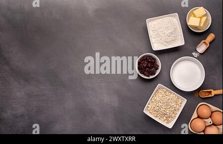 Leere Lebensmittelfotografie von Rohstoffen von Haferkeksen, Keksen, Teig, Ei, Zucker, Weißmehl, Butter, getrocknete Preiselbeere, Vanille, Backen, Bäckerei Stockfoto