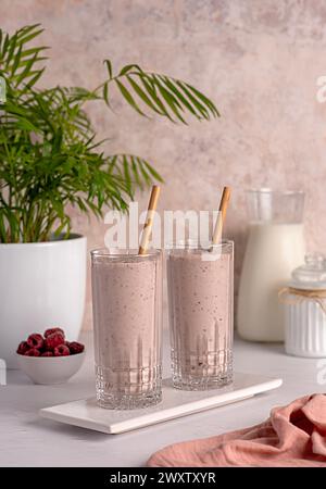 Lebensmittelfotografie von Protein-Milchshake; Himbeere; Erdbeere; Heidelbeere, Banane, Smoothie, Milch, Joghurt, Shake Stockfoto