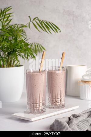 Lebensmittelfotografie von Protein-Milchshake; Himbeere; Erdbeere; Heidelbeere, Banane, Smoothie, Milch, Joghurt, Shake Stockfoto