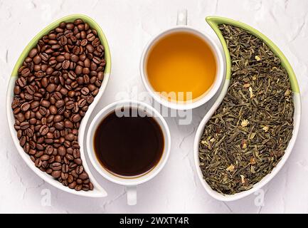 Makrogetränk-Fotografie von Kaffee; grünem Tee; Kraut; Bohnen; Auswahl; wählen; Kräuter; Koffein; trocken; natürlich; Getränk; Blütenblatt; Becher; Tasse, Yin Yang Stockfoto