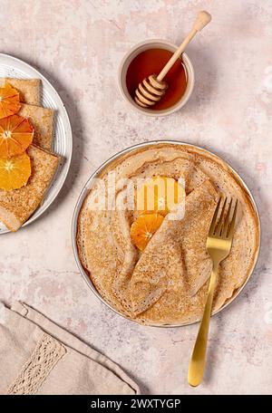 Lebensmittelfotografie von Crepes mit blutiger Orange, Pfannkuchen, Gebäck, Stapel, faschingsdienstag, Honig, maslenitsa, dünn, Nachtisch, süß Stockfoto