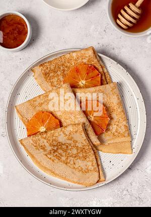 Lebensmittelfotografie von Crepes mit blutiger Orange, Pfannkuchen, Gebäck, Stapel, faschingsdienstag, Honig, maslenitsa, dünn, Marmelade, Dessert, süß Stockfoto