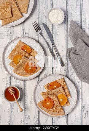 Lebensmittelfotografie von Crepes mit blutiger Orange, Pfannkuchen, Gebäck, Stapel, faschingsdienstag, shrovetide, Honig, Sahne, Joghurt, maslenitsa, dünn, Nachtisch, SW Stockfoto