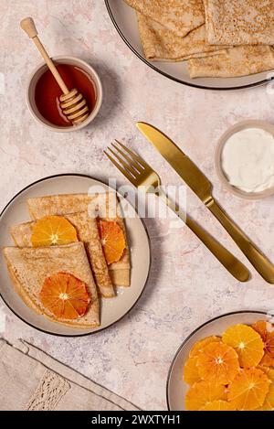 Lebensmittelfotografie von Crepes mit blutiger Orange, Pfannkuchen, Gebäck, Stapel, faschingsdienstag, shrovetide, Honig, Sahne, Joghurt, maslenitsa, dünn, Nachtisch, SW Stockfoto