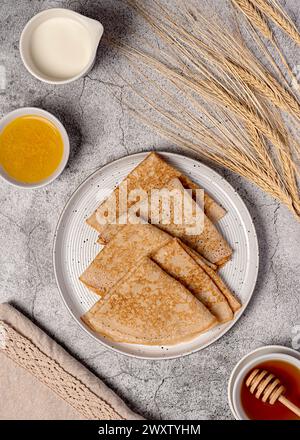 Lebensmittelfotografie von Crepes mit blutiger Orange, Milch, geschmolzener Butter, Pfannkuchen, Gebäck, Stack, faschingsdienstag, fastnacht, Honig, maslenitsa, dünn, schmal Stockfoto