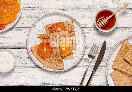 Lebensmittelfotografie von Crepes mit blutiger Orange, Pfannkuchen, Gebäck, Stapel, faschingsdienstag, Honig, Sahne, Joghurt, maslenitsa, dünn, Nachtisch, süß Stockfoto