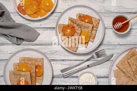 Lebensmittelfotografie von Crepes mit blutiger Orange, Pfannkuchen, Gebäck, Stapel, faschingsdienstag, shrovetide, Honig, Sahne, Joghurt, maslenitsa, dünn, Nachtisch, SW Stockfoto