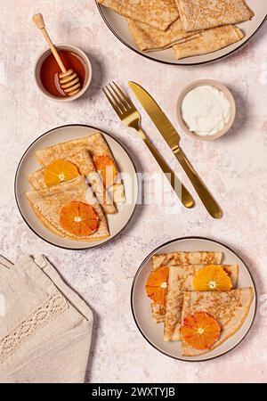 Lebensmittelfotografie von Crepes mit blutiger Orange, Pfannkuchen, Gebäck, Stapel, faschingsdienstag, shrovetide, Honig, Sahne, Joghurt, maslenitsa, dünn, Nachtisch, SW Stockfoto