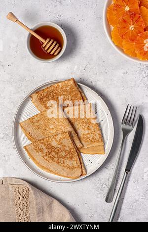 Lebensmittelfotografie von Crepes mit blutiger Orange, Pfannkuchen, Gebäck, Stapel, faschingsdienstag, shrovetide, Honig, maslenitsa, dünn, Nachtisch, süß Stockfoto