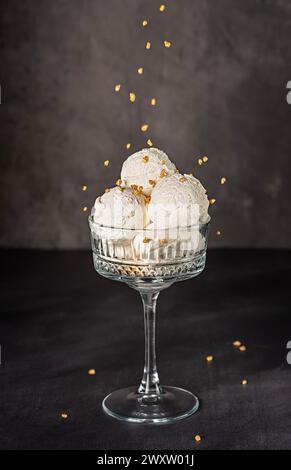 Lebensmittelfotografie von Vanilleeis; gefroren; kühl; Schaufel; Glas; frisch; süß; süß; kalt; Dessert; Hintergrund; Milchprodukte, Eis, erfrischend Stockfoto