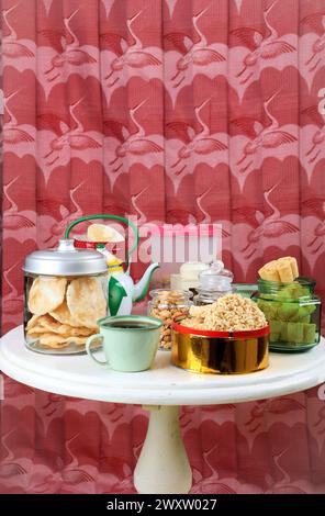 Traditioneller indonesischer Snack, der für die Lebaran-Festlichkeiten beliebt ist. Rengginang und Freunde Makanan traditionelle Kampung Stockfoto