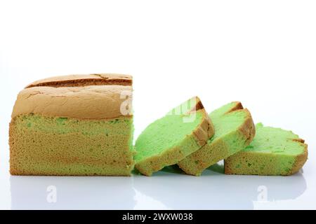 Bolu Pandan oder Green Pandan Juice Chiffon Cake isoliert auf weiß Stockfoto