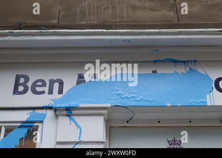 Edinburgh Schottland, Vereinigtes Königreich 02. April 2024. MSP Ben Macphersons Wahlbezirk in Leith wurde mit blauer Farbe zerstört. Credit sst/alamy Live News Stockfoto