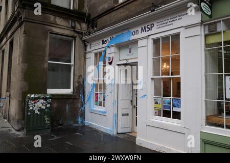 Edinburgh Schottland, Vereinigtes Königreich 02. April 2024. MSP Ben Macphersons Wahlbezirk in Leith wurde mit blauer Farbe zerstört. Credit sst/alamy Live News Stockfoto