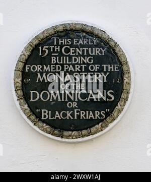 Gedenktafel mit der Beschreibung des Klosters der Dominikaner oder Blackfriars in Plymouth Gin Distillery, Barbican, Plymouth, Devon, England, UK Stockfoto