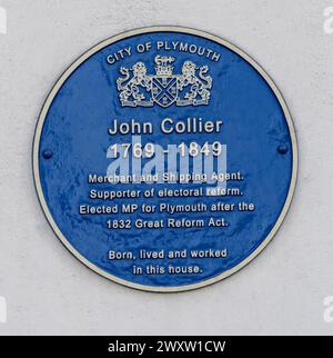 Blaue Gedenktafel zum Gedenken an John Collier 1769 - 1849 an der Southside Street, Barbican, Plymouth, Devon, England, UK Stockfoto