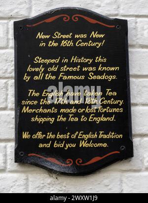 Historische Gedenktafel in New Street, Barbican, Plymouth, Devon, England, UK Stockfoto