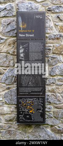 Gedenktafel in New Street, Barbican, Plymouth, Devon, England, Großbritannien - die Geschichte der New Street zusammen mit der lokalen Karte Stockfoto