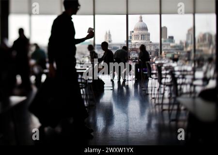 Gäste speisen im Tate Modern mit Blick auf die St. Pauls Cathedral. Stockfoto