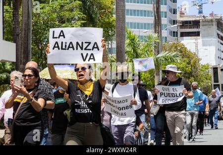 San Juan, USA. April 2024. Demonstranten besetzen die Straße vor dem Appellationsgericht in San Juan, Puerto Rico am Montag, 1. April 2024. Die MVC reichte in einer kürzlich von der Partido Popular Democrático vorgelegten Klage Berufung gegen die Entscheidung eines Richters ein, die dazu führte, dass mehrere MVC-Kandidaten von der Kandidatur bei den bevorstehenden Wahlen ausgeschlossen wurden. (Foto: Carlos Berríos Polanco/SIPA USA) Credit: SIPA USA/Alamy Live News Stockfoto