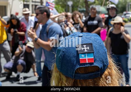 San Juan, USA. April 2024. Eine Frau, die am Montag, 1. April 2024 in San Juan, Puerto Rico, eine Mütze mit Flecken der Flagge der Nationalistischen Partei von Puerto Rico und der Flagge des Grito de Lares trägt. Beide Flaggen werden oft von linken Aktivisten des Archipels geflogen. (Foto: Carlos Berríos Polanco/SIPA USA) Credit: SIPA USA/Alamy Live News Stockfoto