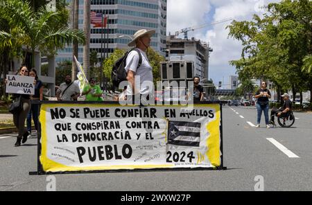 San Juan, USA. April 2024. Ein Demonstrant hält ein Schild bei einem Protest vor dem Puerto Rico Court of Appeals in San Juan, Puerto Rico am Montag, 1. April 2024. Die Citizens Victory Movement (MVC) reichte in einer kürzlich von der Partido Popular Democrático vorgelegten Klage Berufung gegen die Entscheidung eines Richters ein, die dazu führte, dass mehrere MVC-Kandidaten von der Kandidatur für die bevorstehenden Wahlen ausgeschlossen wurden. (Foto: Carlos Berríos Polanco/SIPA USA) Credit: SIPA USA/Alamy Live News Stockfoto