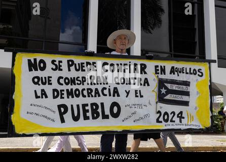 San Juan, USA. April 2024. Ein Demonstrant hält ein Schild bei einem Protest vor dem Puerto Rico Court of Appeals in San Juan, Puerto Rico am Montag, 1. April 2024. Die Citizens Victory Movement (MVC) reichte in einer kürzlich von der Partido Popular Democrático vorgelegten Klage Berufung gegen die Entscheidung eines Richters ein, die dazu führte, dass mehrere MVC-Kandidaten von der Kandidatur für die bevorstehenden Wahlen ausgeschlossen wurden. (Foto: Carlos Berríos Polanco/SIPA USA) Credit: SIPA USA/Alamy Live News Stockfoto